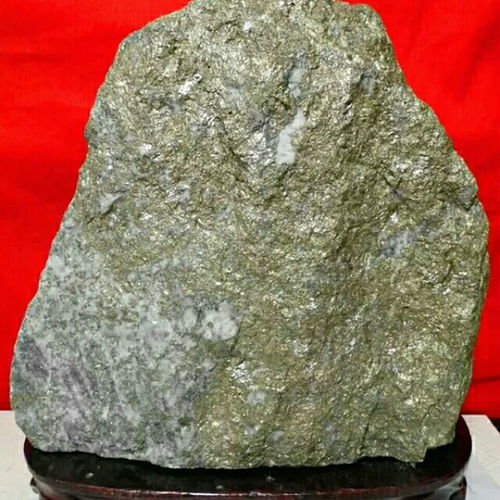 金脉天成 金黄色矿石原石摆件的风蕴人文与收藏之道