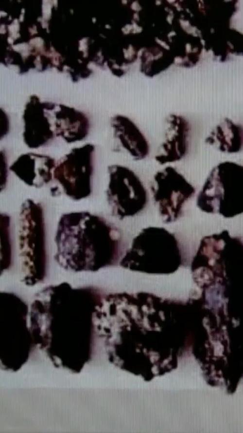 员工为偷公司贵金属口含矿石过安检,几个月涉案价值550余万元