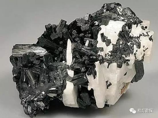 钽铁矿是提炼金属钽的主要矿石矿物
